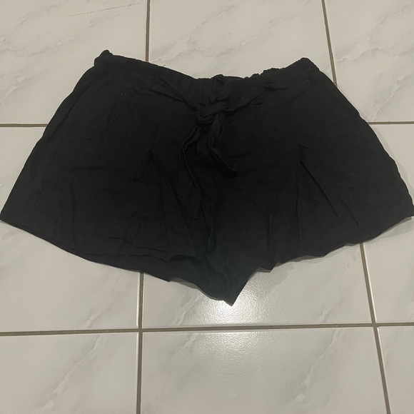 Shorts with bow available in 3 colours green and cream ones are brand new tag on - Picture 3 of 3